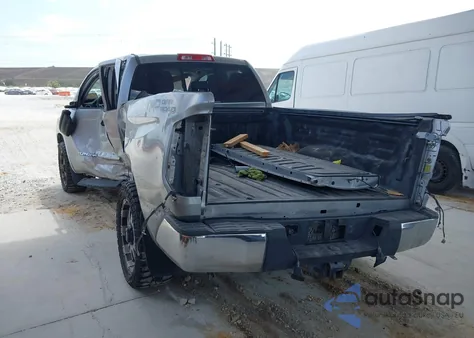 2017 Toyota Tundra Sr5 4.6L V8 z USA, uszkodzony, nr VIN 5TFRM5F18HX118194